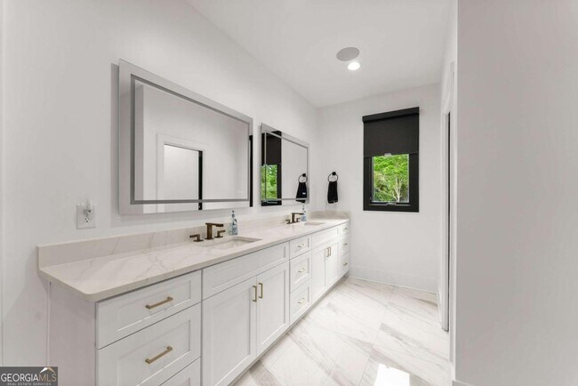 Building Photo - 151 S Pointe Dr