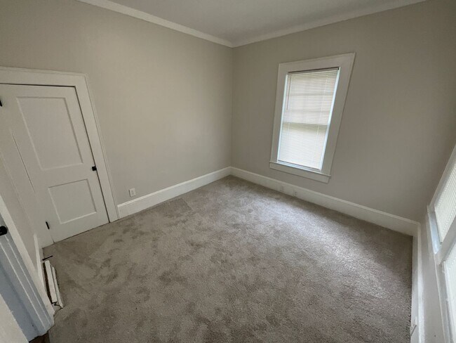 Building Photo - Charming 3 bedroom/1.5 bathroom REMODELED home close to High Point University