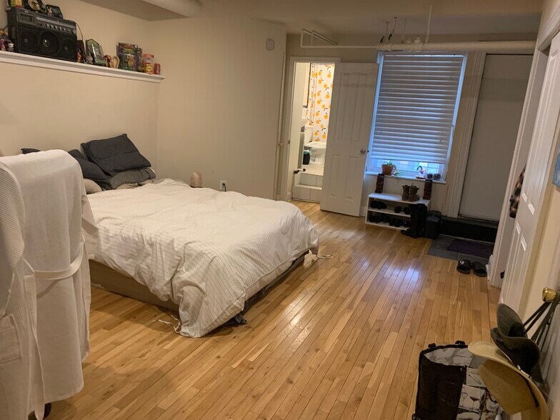 Building Photo - 2105 N Charles St