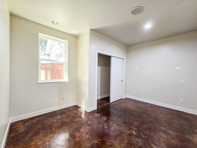 Building Photo - Spacious 3BD Rambler