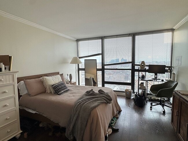 Building Photo - 1540 N La Salle Dr