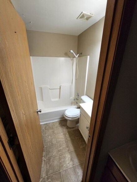 Building Photo - 624 Palisades Dr