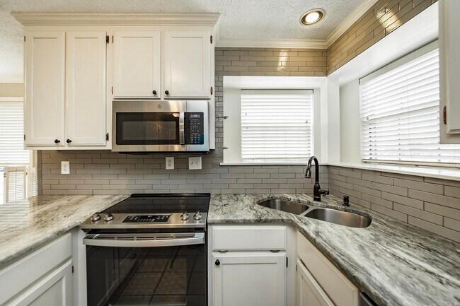 Building Photo - 216 Chantilly Cir