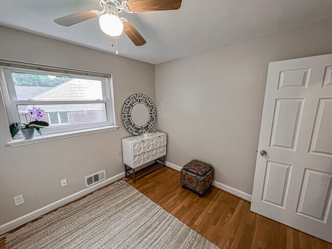 Building Photo - Sunny and Bright 4 Bedroom 3 Bath 2 Level ...