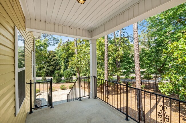 Building Photo - 1 Catalpa Ln N