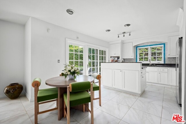 Building Photo - 10216 Cielo Dr