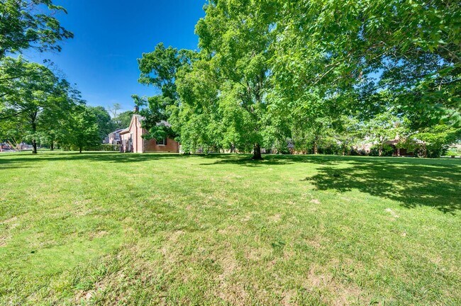 Building Photo - Charming 4BE/3BA Home in Historic Downtown...