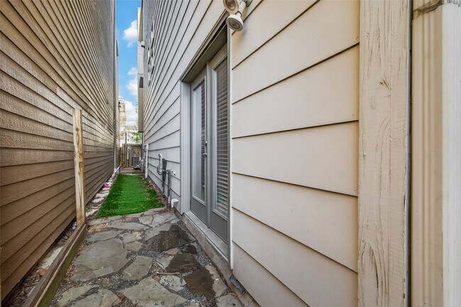 Building Photo - 1112 Columbus St