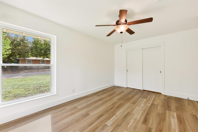 Building Photo - 202 E Caddo St