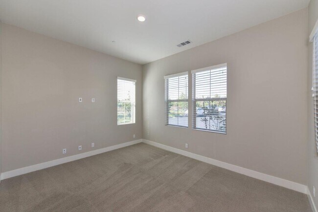 Building Photo - 4bd/4.5ba Single Family House w/ VIEW Gate...