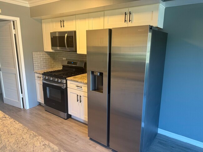 Building Photo - 1319 Kingsbury Dr