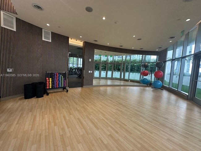 Building Photo - 700 NE 24th St