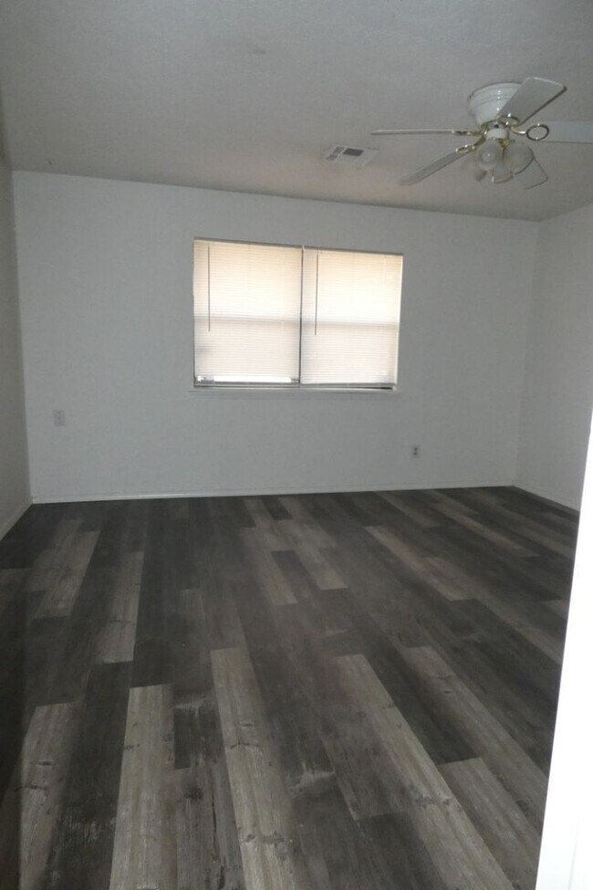 Building Photo - Close to Fort Sill, East side neighborhood