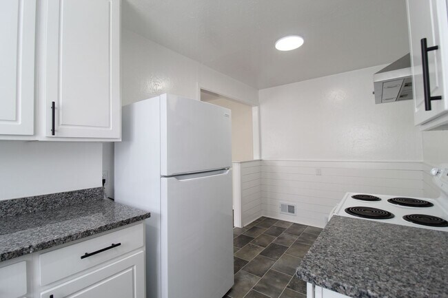 Building Photo - 2 Bedroom 1 Bath Home In Mission