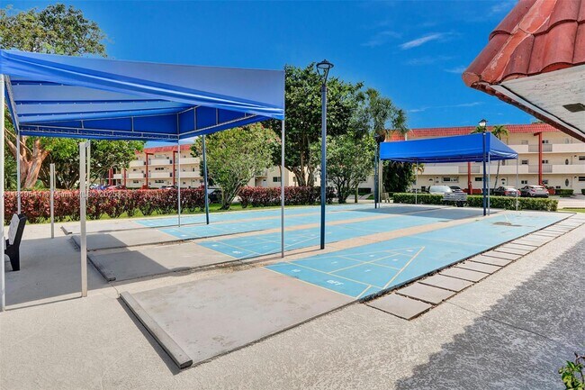 Building Photo - 9410 N Hollybrook Lake Dr
