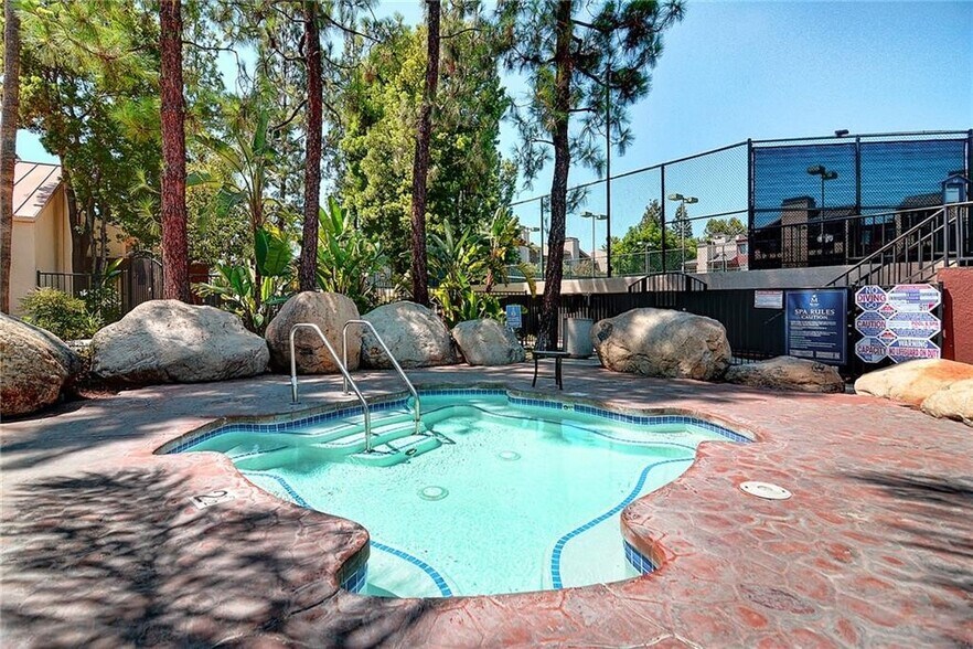 Building Photo - 21520 Burbank Blvd