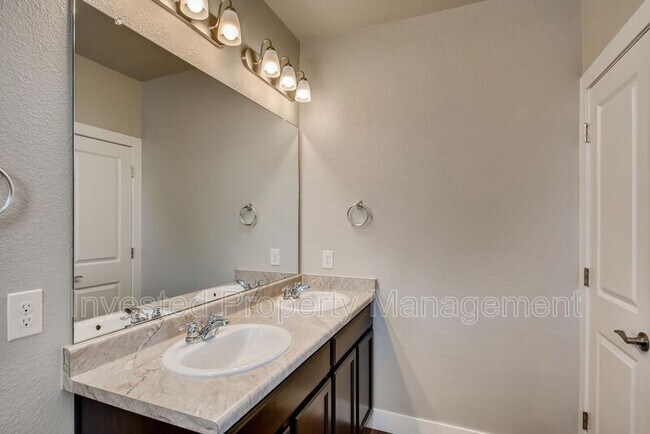 Building Photo - 981 S Sable Blvd