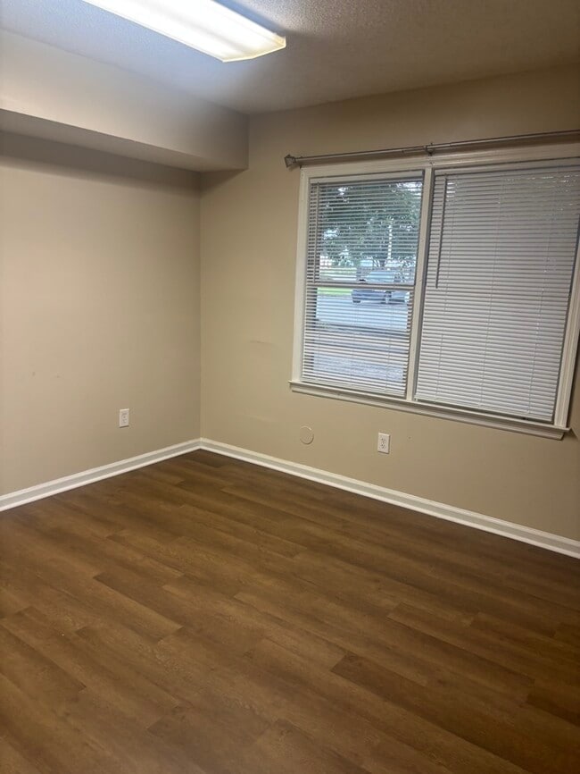 Building Photo - 826 Shull St