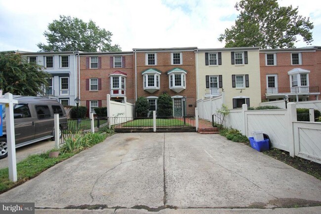 Building Photo - 7901 Central Park Cir