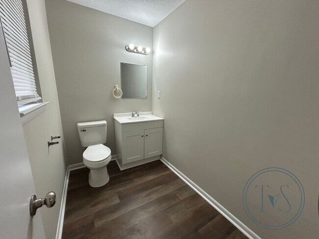 Building Photo - 993 White Cir