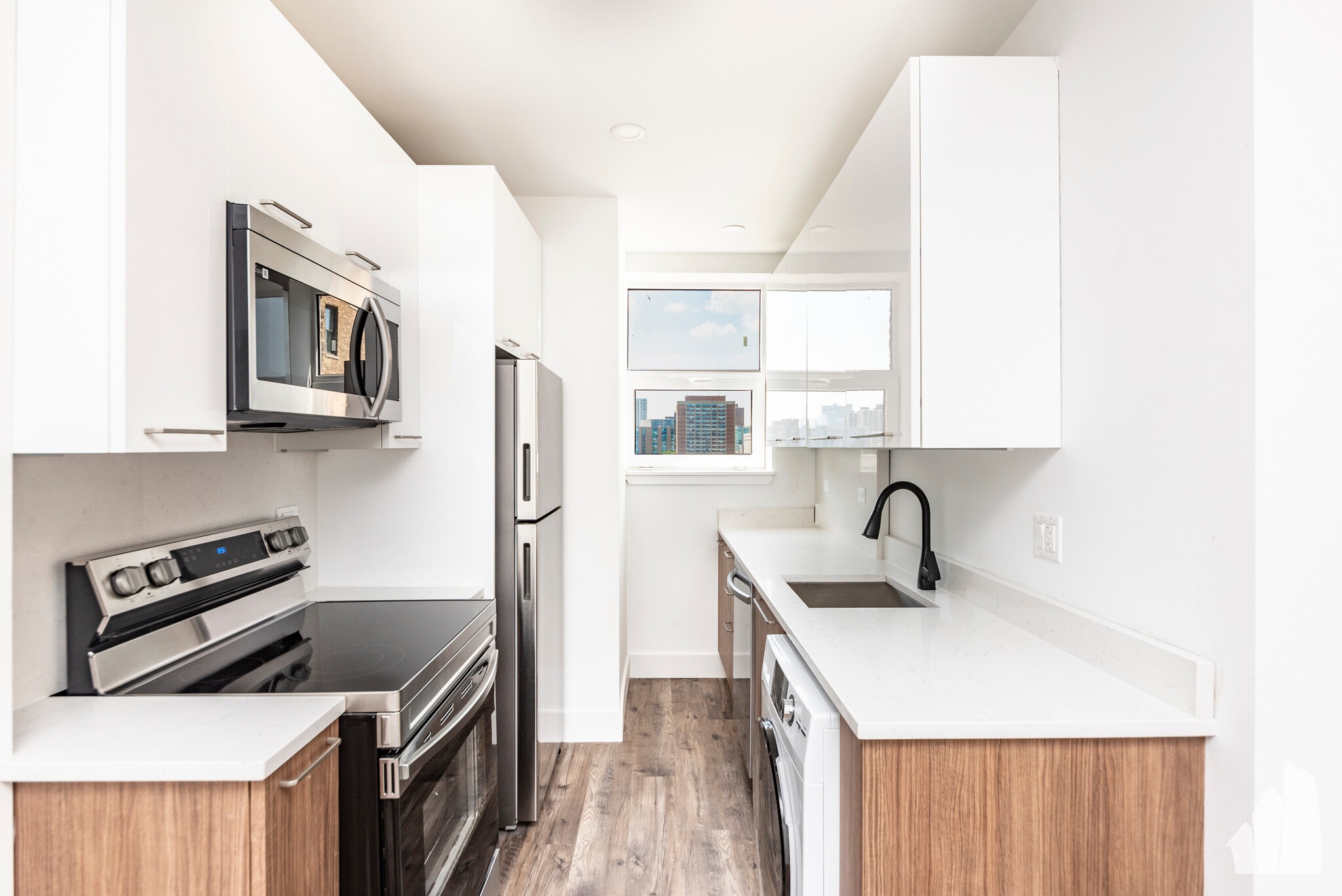 Building Photo - 934 W Carmen Ave