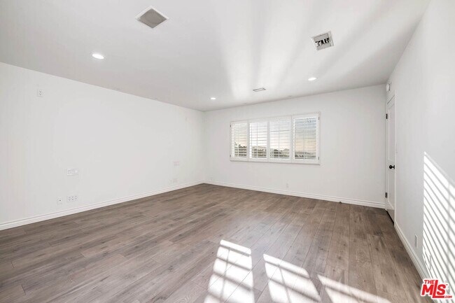 Building Photo - 3115 Dona Susana Dr