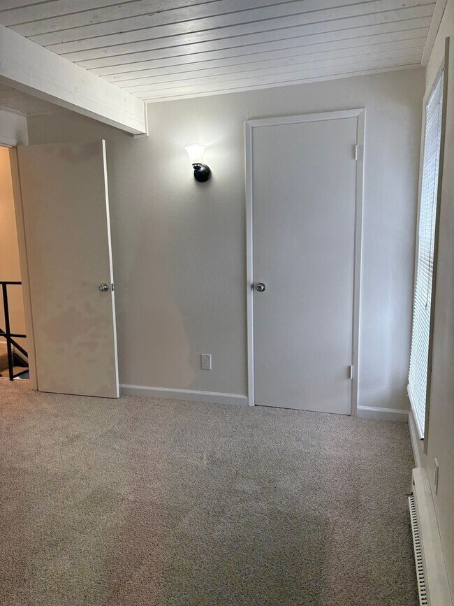 Building Photo - Beautiful townhome in the heart of Tigard ...