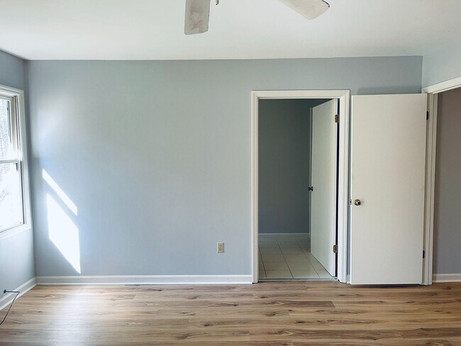 Building Photo - 2-Bedroom Townhouse with Garage & Pool on ...