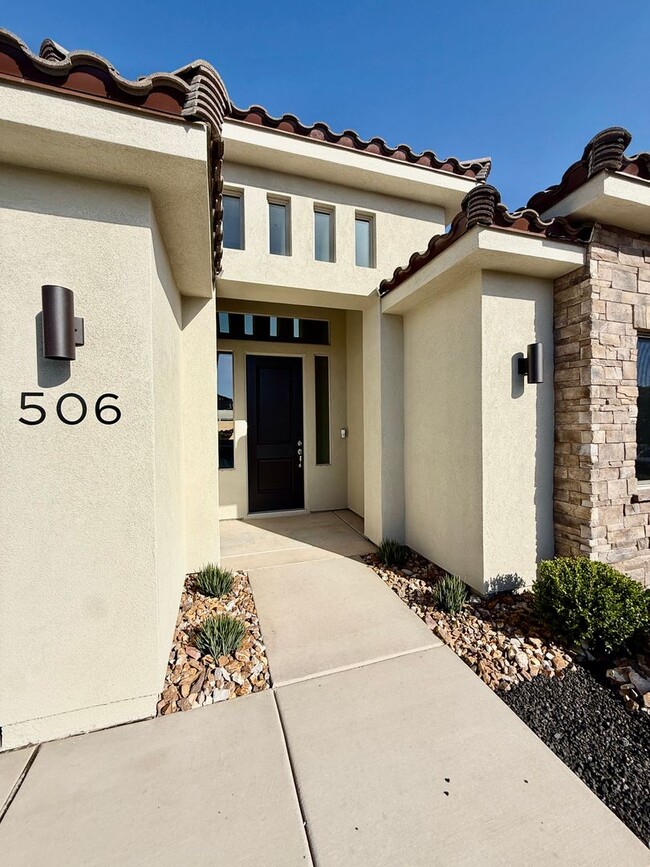 Building Photo - Beautiful Pet-Friendly 4-BR Home in Sunbrook Community