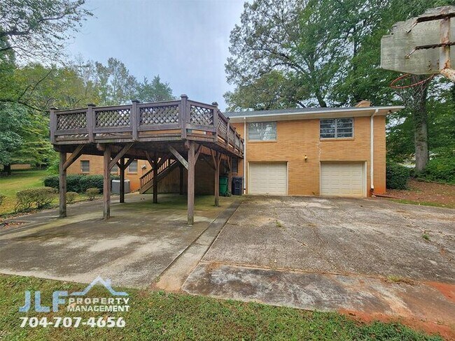 Building Photo - Sprawling 3 Bedroom/ 2.5 Bathroom Ranch in Charlotte!