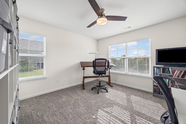 Building Photo - "Spacious 5-Bedroom Gem in Gastonia with 3...