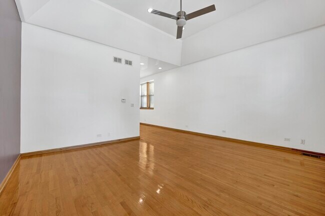 Building Photo - 2859 S Lowe Ave