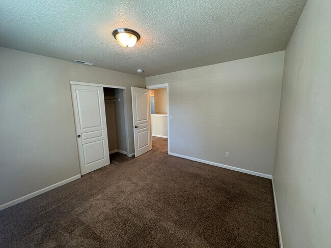 Building Photo - Amazing 3 bedroom home