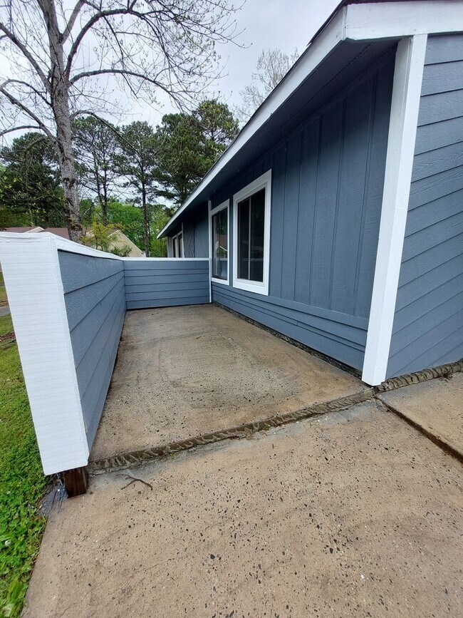 Building Photo - 106 Clear View