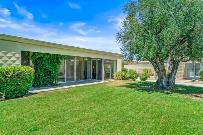 Building Photo - 215 Desert Lakes Dr