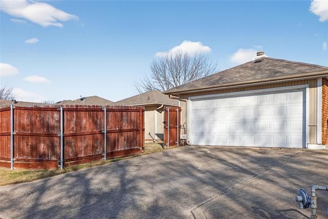 Building Photo - 1302 Silver Maple Dr