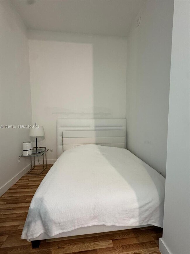 Building Photo - 1900 N Bayshore Dr