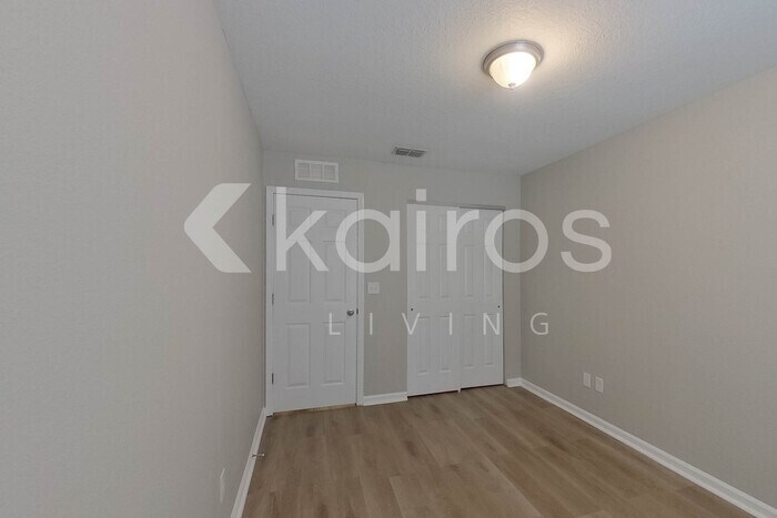 Building Photo - 1349 Mull St