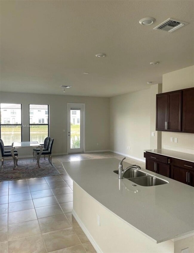 Building Photo - 2163 Appleton Cir S