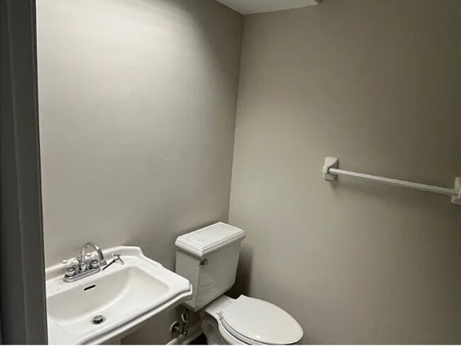 Building Photo - 6824 Sandtrap Dr N