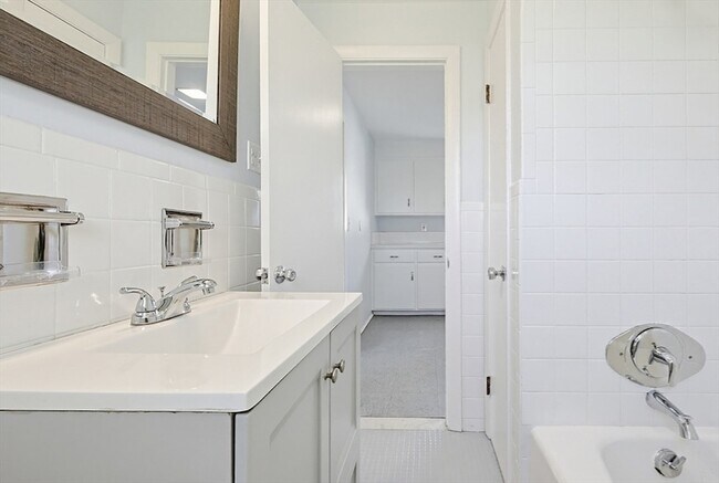 Building Photo - 9-13 W Main Street Unit 1
