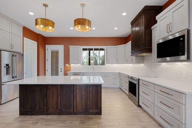 Building Photo - 405 Waggoner Ln