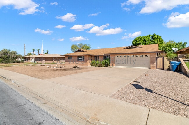 Building Photo - 4938 E Earll Dr