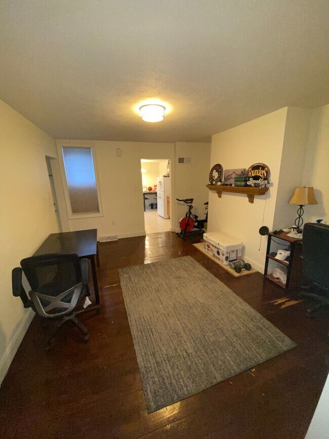 Building Photo - Southside Flats 3 bedroom! Central AC! Washer and Dryer Included! Available 8/7