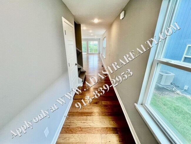 Building Photo - Beautiful Like New 4 Bed 4 Bath Home in Overland Park-Available NOW!!