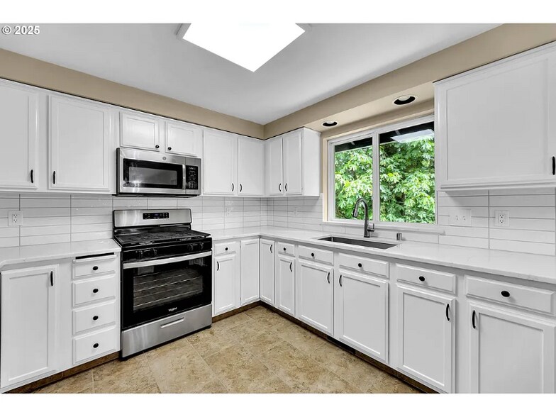 Building Photo - 1320 NW Maple Ln