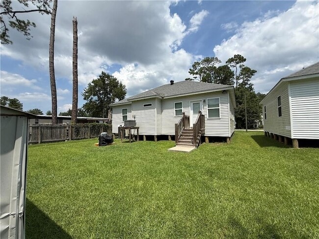 Building Photo - 57415 Oak Ave