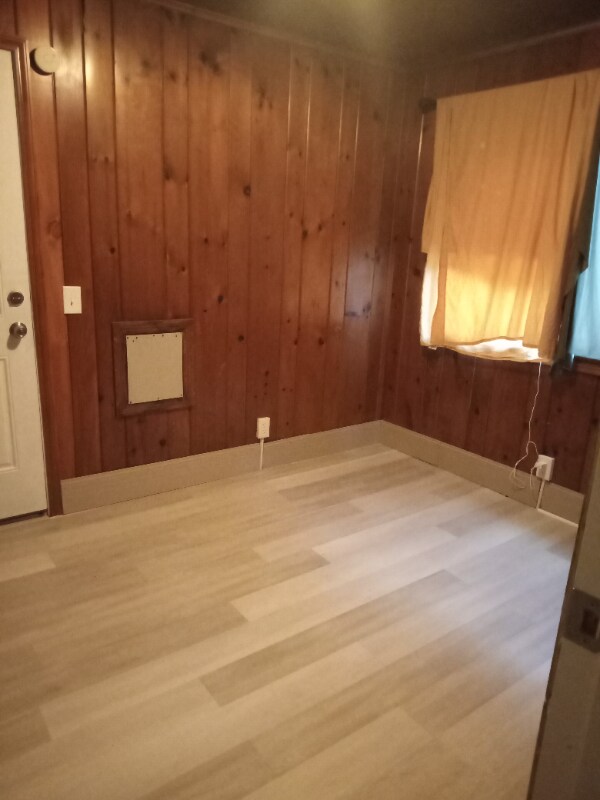 Building Photo - 385 Saxton St