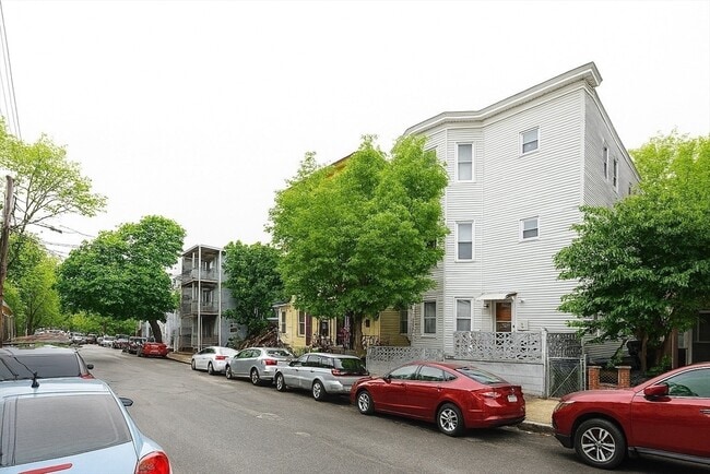 Building Photo - 469 Windsor St