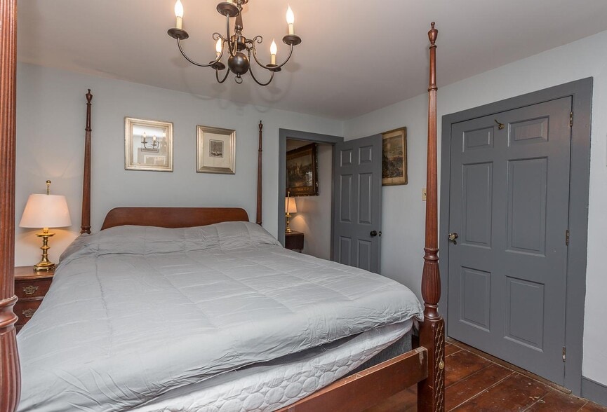 Bedroom : Queen size bed, new magtress. - 570 Mill Rd